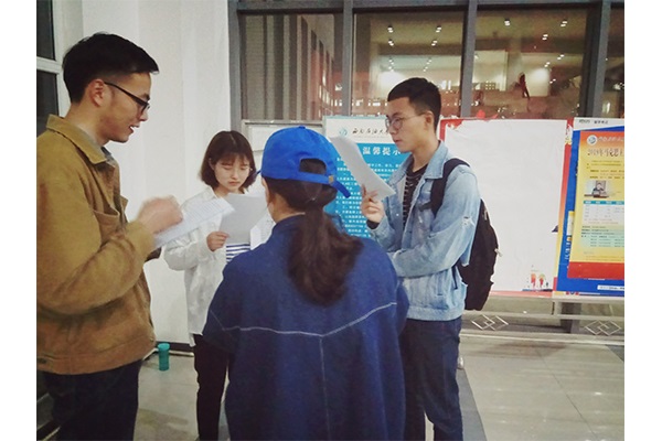 朗誦者們查看稿子認(rèn)真接收部長(zhǎng)的指點(diǎn)