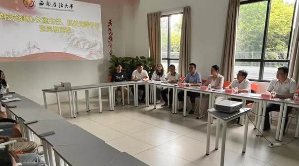 房間里有桌子和椅子中度可信度描述已自動生成