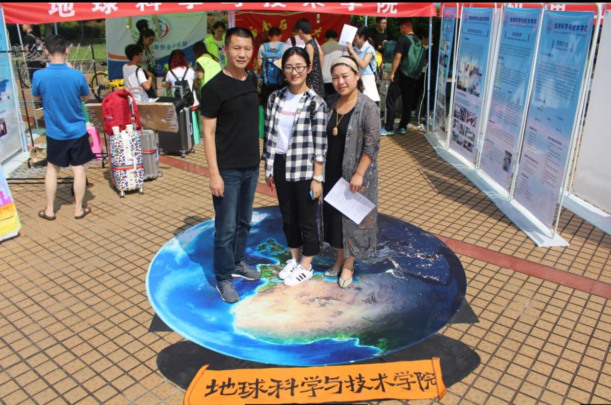 新生與家長“時光留影”合影