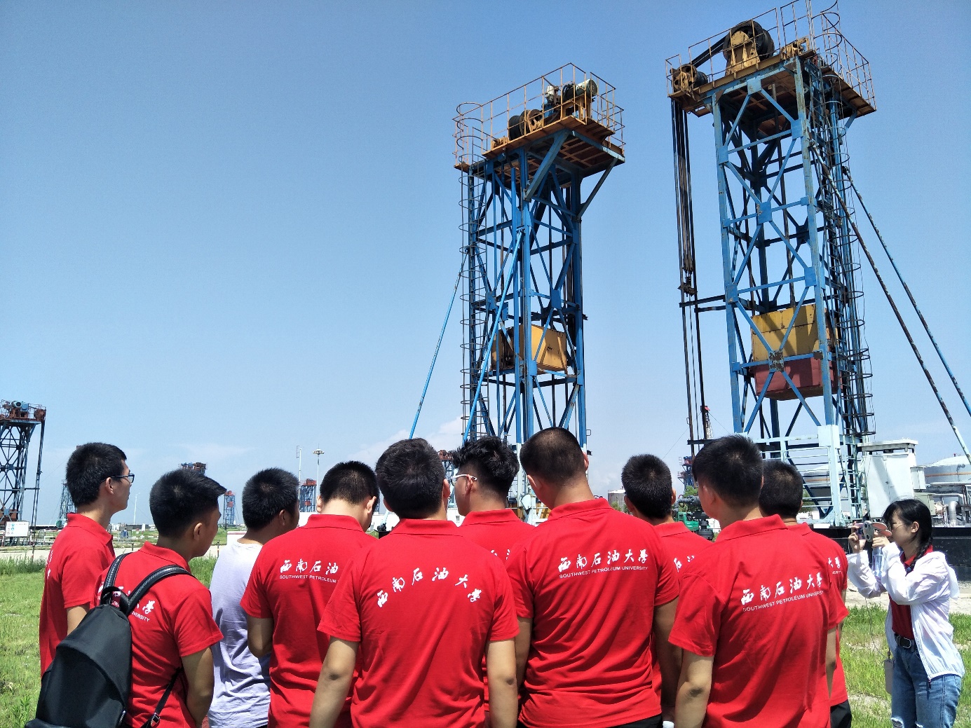 圖9 實(shí)踐隊(duì)員們參觀直線式抽油機(jī)