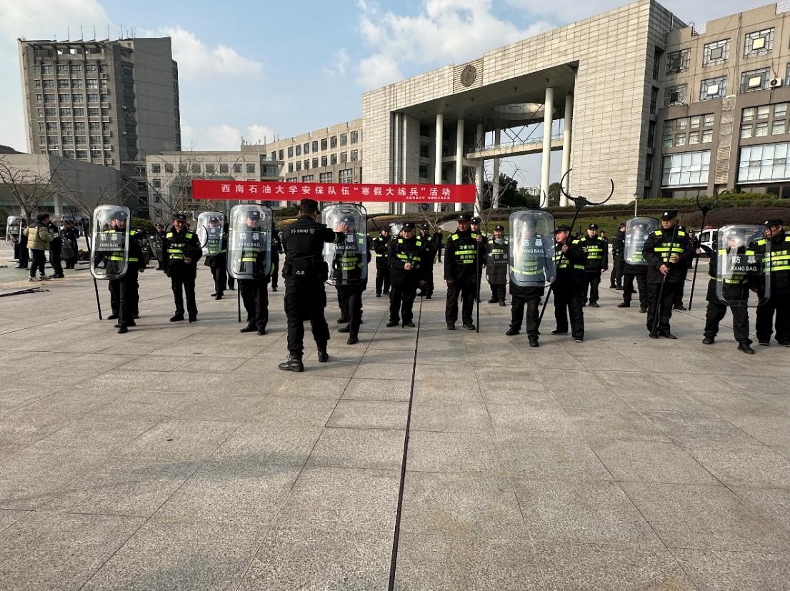 安保人員開展防暴器材使用訓練.jpg 安保人員開展防暴器材使用訓練.jpg