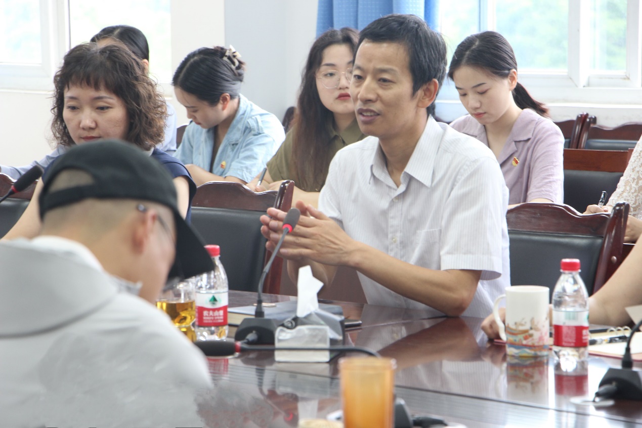 一群人在餐廳里用餐中度可信度描述已自動生成