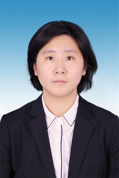 穿著西裝筆挺的男子AI 生成的內容可能不正確。