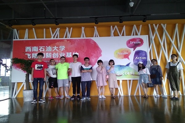 實踐隊全體隊員在蜂云谷四樓辦公廳合影留戀