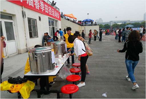 志愿者送熱水