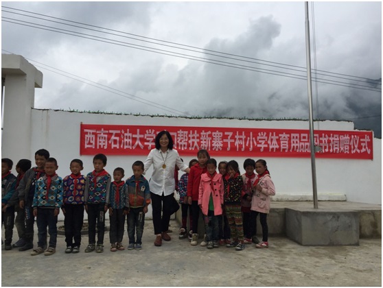 地科院老師看望援建學校學生
