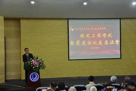 圖片包含 天花板, 室內(nèi), 人員, 墻壁已生成極高可信度的說明