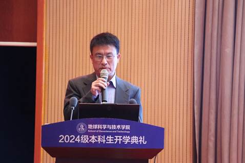 穿著西裝筆挺的男子與配字描述已自動生成 穿著西裝筆挺的男子與配字描述已自動生成