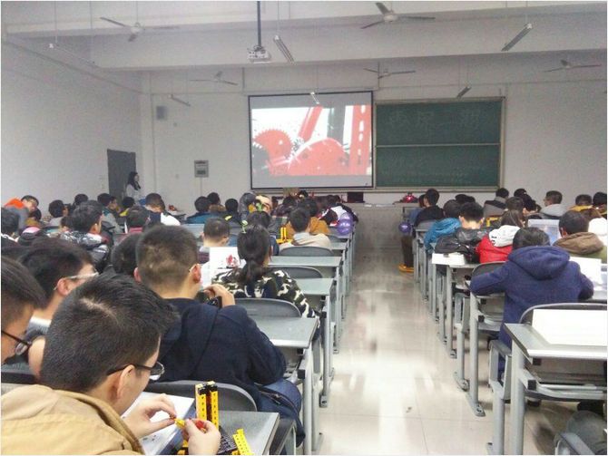 圖一:主持人帶領大家觀看老師寄語以及慧魚宣傳視頻