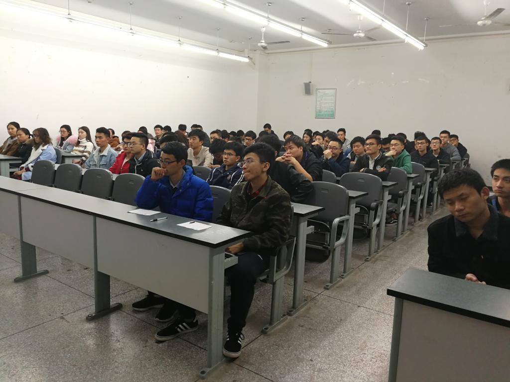 圖 2同學們聽講 圖 2同學們聽講