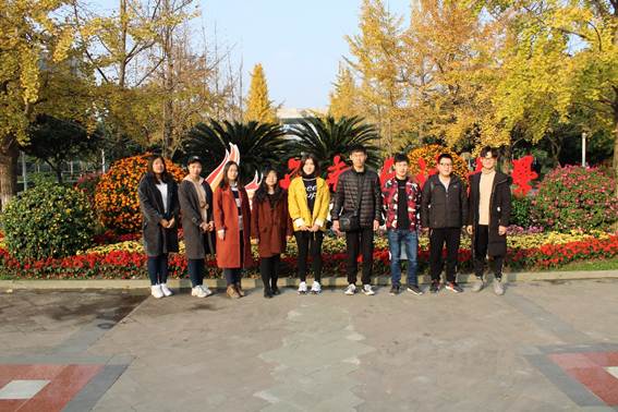 圖片包含 樹, 戶外, 道路, 天空自動生成的說明