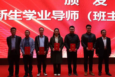 一群人站在一起描述已自動生成 一群人站在一起描述已自動生成