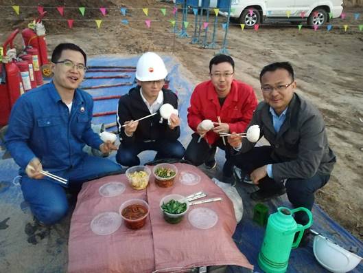 說明: C:\Users\thtfpc\Desktop\采訪腳本\賈虎\賈虎與工人同吃同干事.jpg