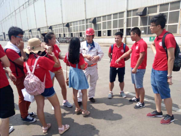 圖1 隊員與公司負責人交流學習