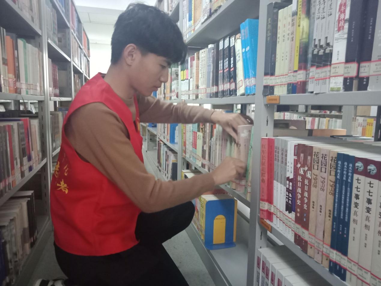 教科院青協赴圖書館開展志愿活動