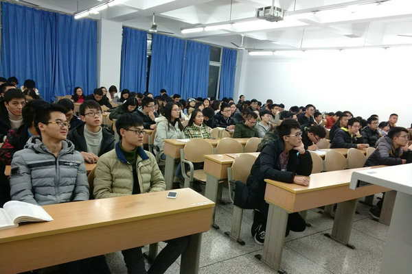 同學們觀看消防安全視頻