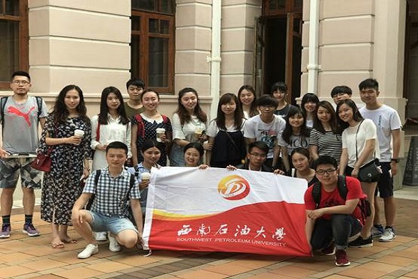 在香港大學與港大同學交流(王婷婷:第一排右二)
