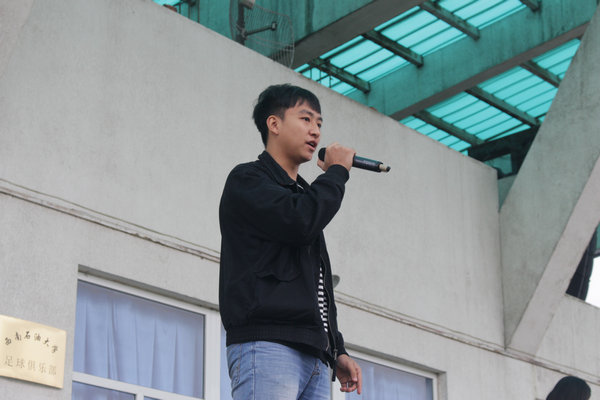 學(xué)生會(huì)主席李豪進(jìn)行主持