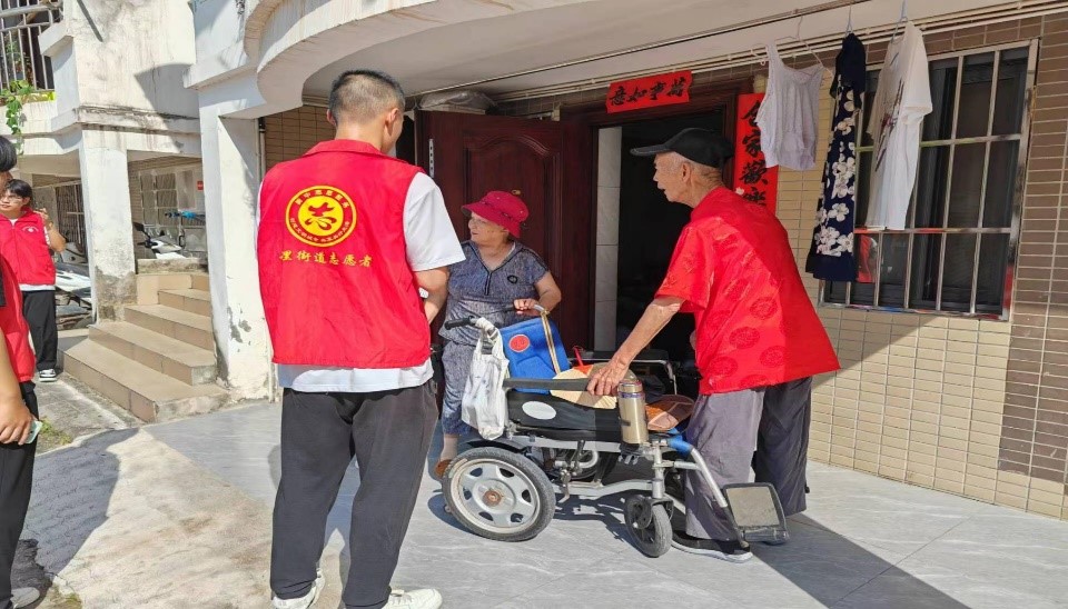 圖1 志愿者和孤寡老人交流與服務 圖1 志愿者和孤寡老人交流與服務