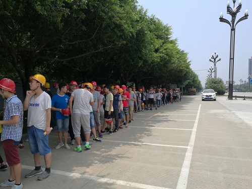 有序排隊等候進入工地