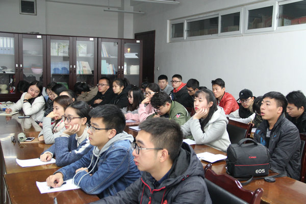 到場學生認真聆聽