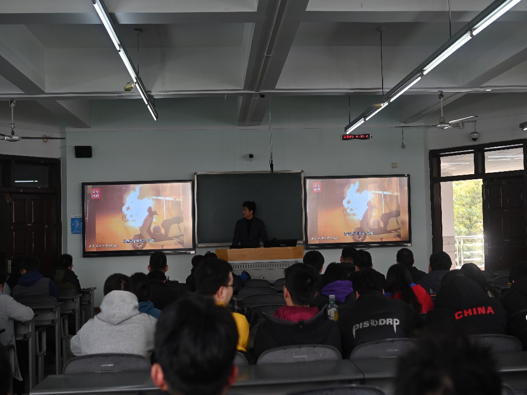 會(huì)議室里的人們描述已自動(dòng)生成