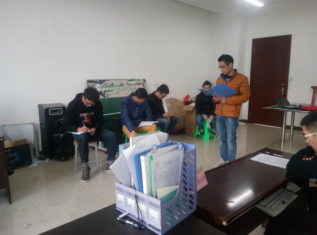 同學(xué)們修改答辯稿
