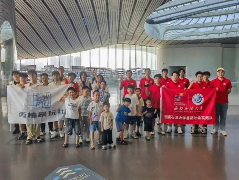 一群人站在室內 AI 生成的內容可能不正確。