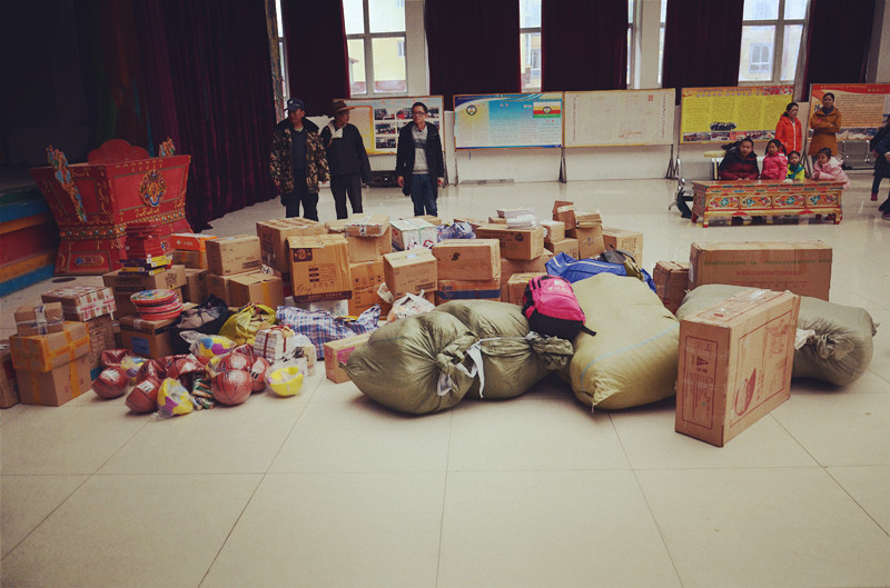 將物資從車上卸到學校