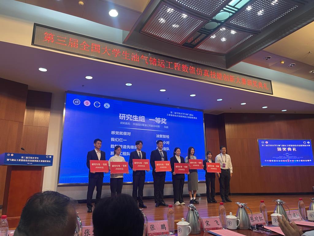 桌子上的電腦螢幕的一群人低可信度描述已自動生成