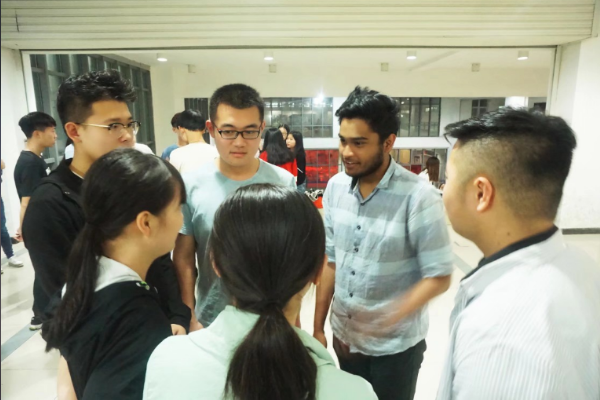 同學(xué)們交流溝通 同學(xué)們交流溝通