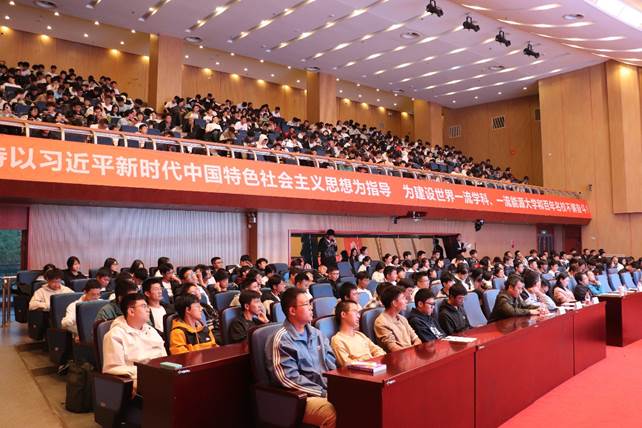 禮堂里有許多人 描述已自動生成