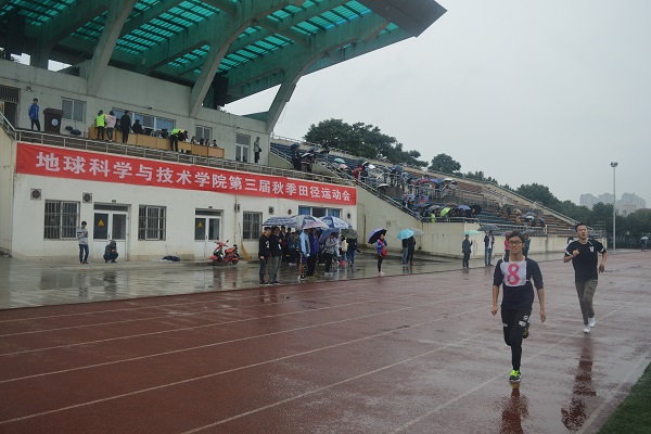 運動健兒冒雨完成比賽