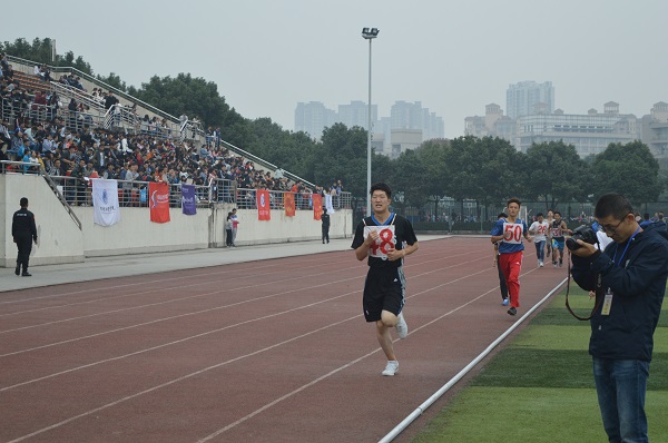 1500米運動員在賽場上奮勇爭先