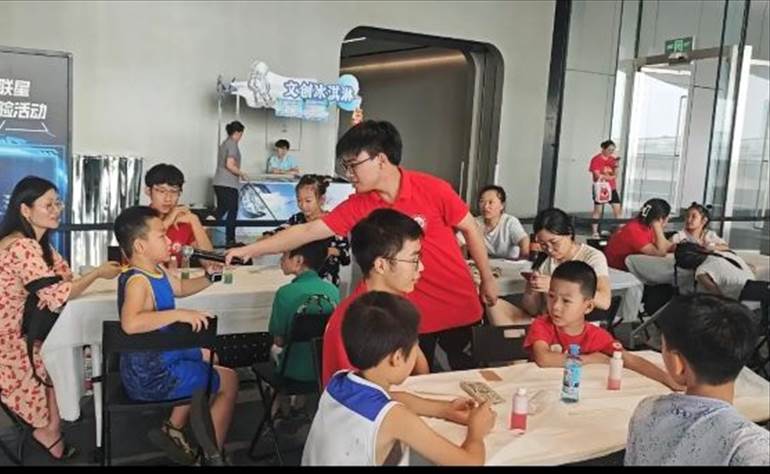 一群小孩在桌子邊 AI 生成的內容可能不正確。