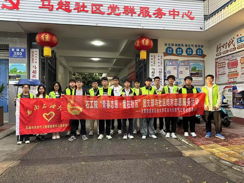 商店的門(mén)口前有許多人 描述已自動(dòng)生成