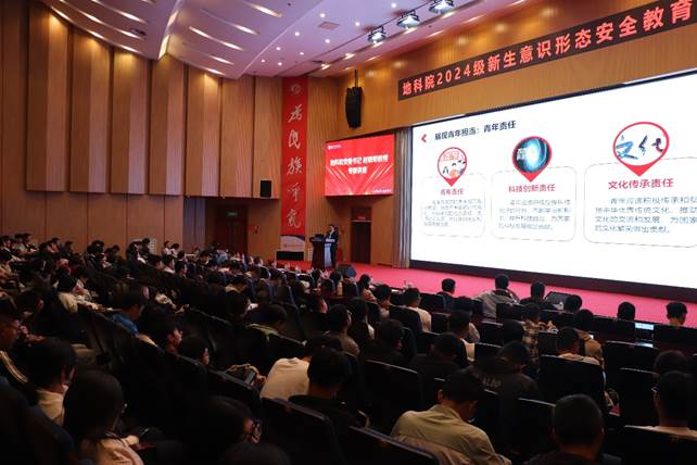 禮堂里有許多人 描述已自動生成