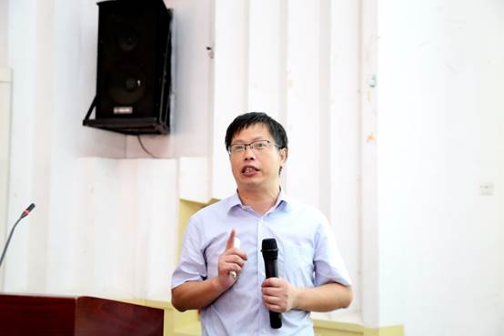 圖片包含 人員, 墻壁, 室內, 站立描述已自動生成