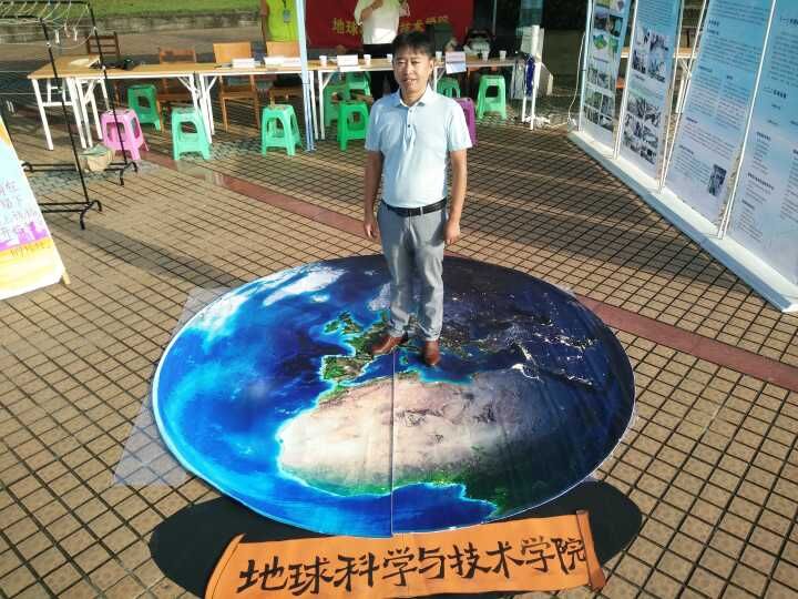 團委書記于百江協助同學進行迎新工作
