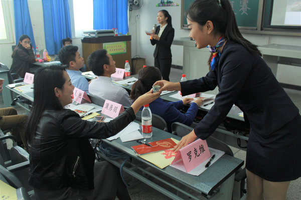 “印象四川 魅力川萃”隊進行倒茶表演