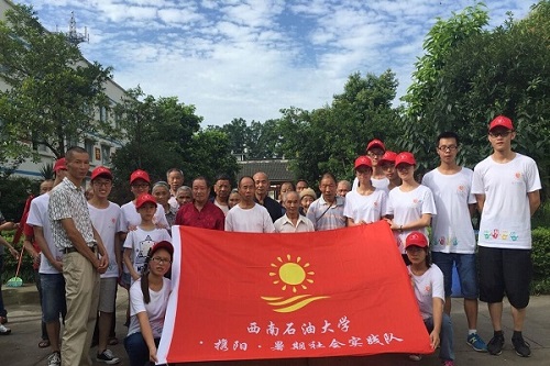 與敬老院部分老人合影