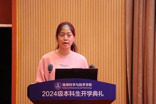 圖片包含 窗簾, 前, 站, 男人描述已自動生成 圖片包含 窗簾, 前, 站, 男人描述已自動生成