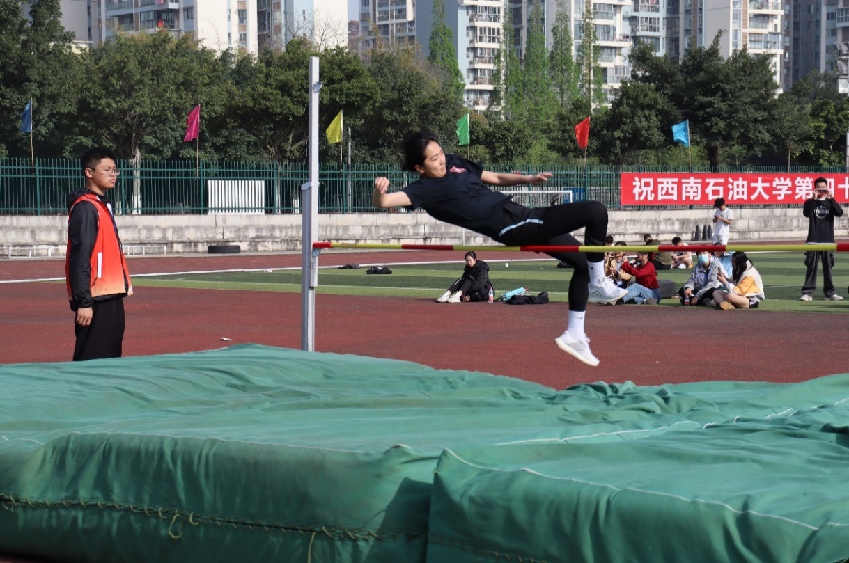 棒球比賽的人們低可信度描述已自動生成