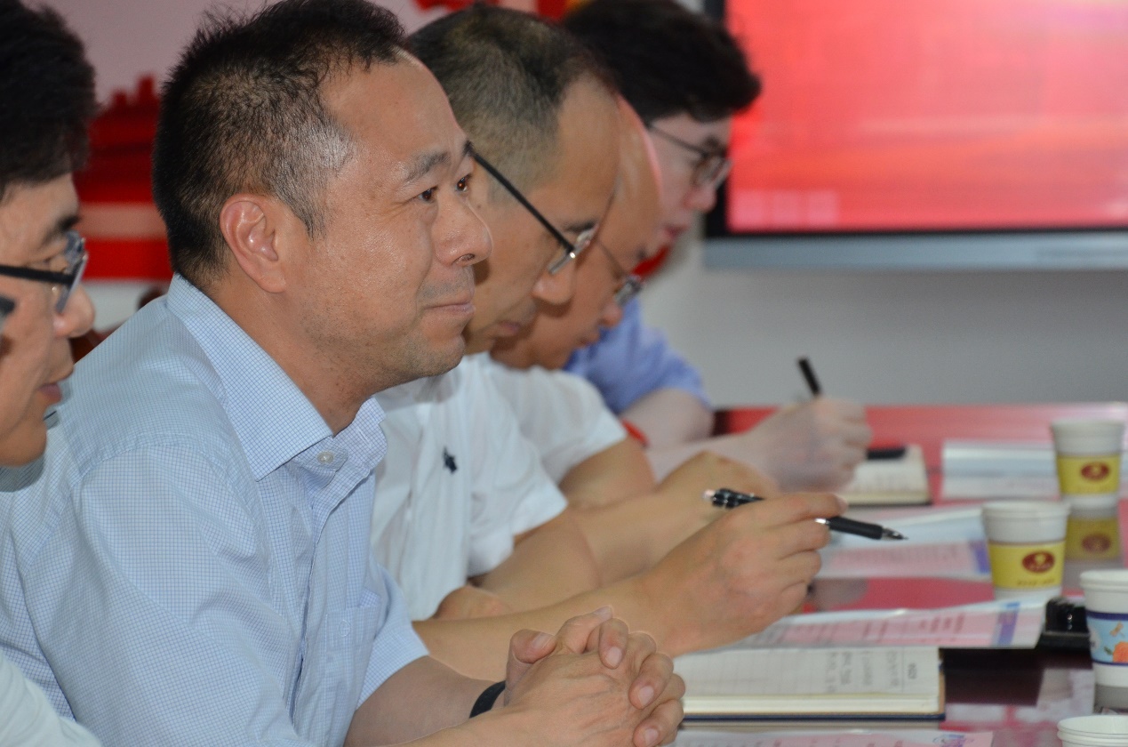 男人在切蛋糕描述已自動(dòng)生成