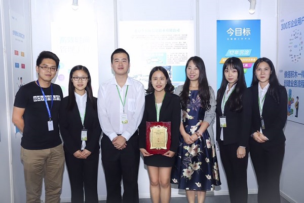 “聚夢”團隊與今目標企業的老總的合影