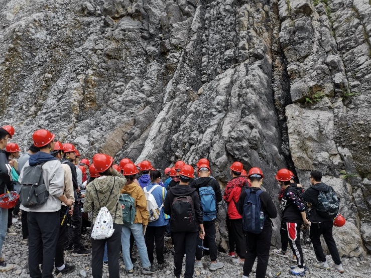 說明: http://zq.swpu.edu.cn:8080/_vsl/FD497319D7E387CFF29503E4B5DAAA6E/E1B03BCE/41944 說明: http://zq.swpu.edu.cn:8080/_vsl/FD497319D7E387CFF29503E4B5DAAA6E/E1B03BCE/41944