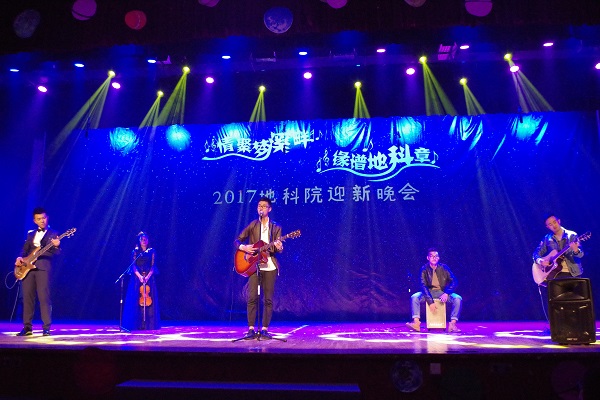 樂隊演唱《月半小夜曲》